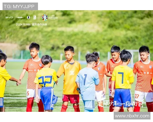 从小踢球到世界舞台足球明星的成长历程与奋斗故事 从小踢球到世界舞台足球明星的成长历程与奋斗故事